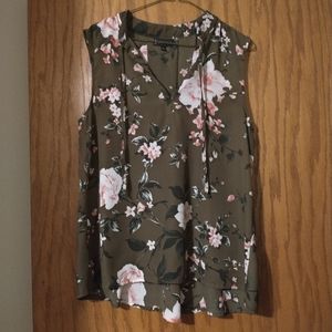Sleeveless blouse with detailing